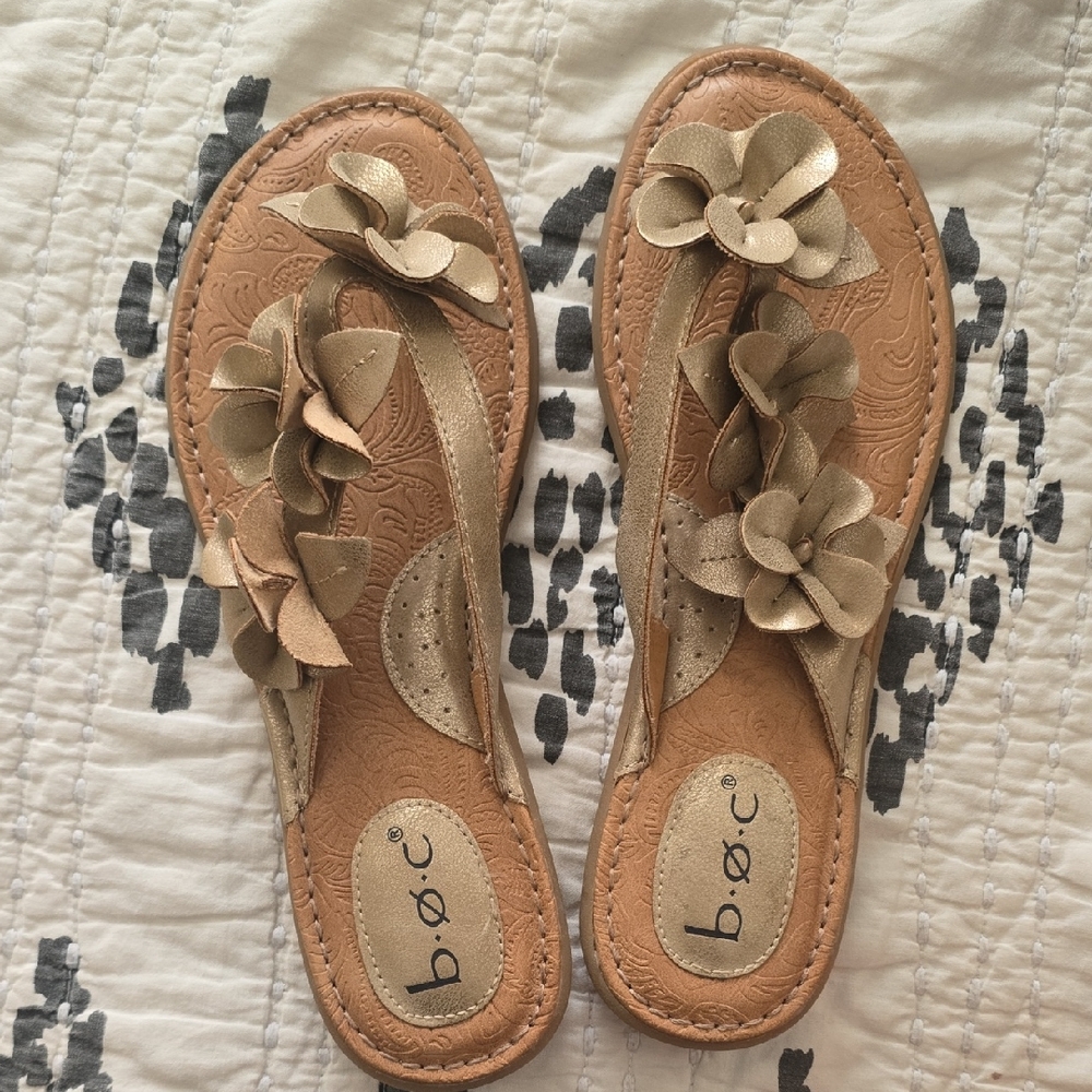 Nwot Women's Gold Floral Sandals Size 9